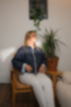 Veste en senior intérieur vichy bleu ciel portée par une femme vue de face