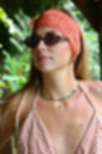 bandeau dentelle terracotta fait main orange porté par une femme vue de face