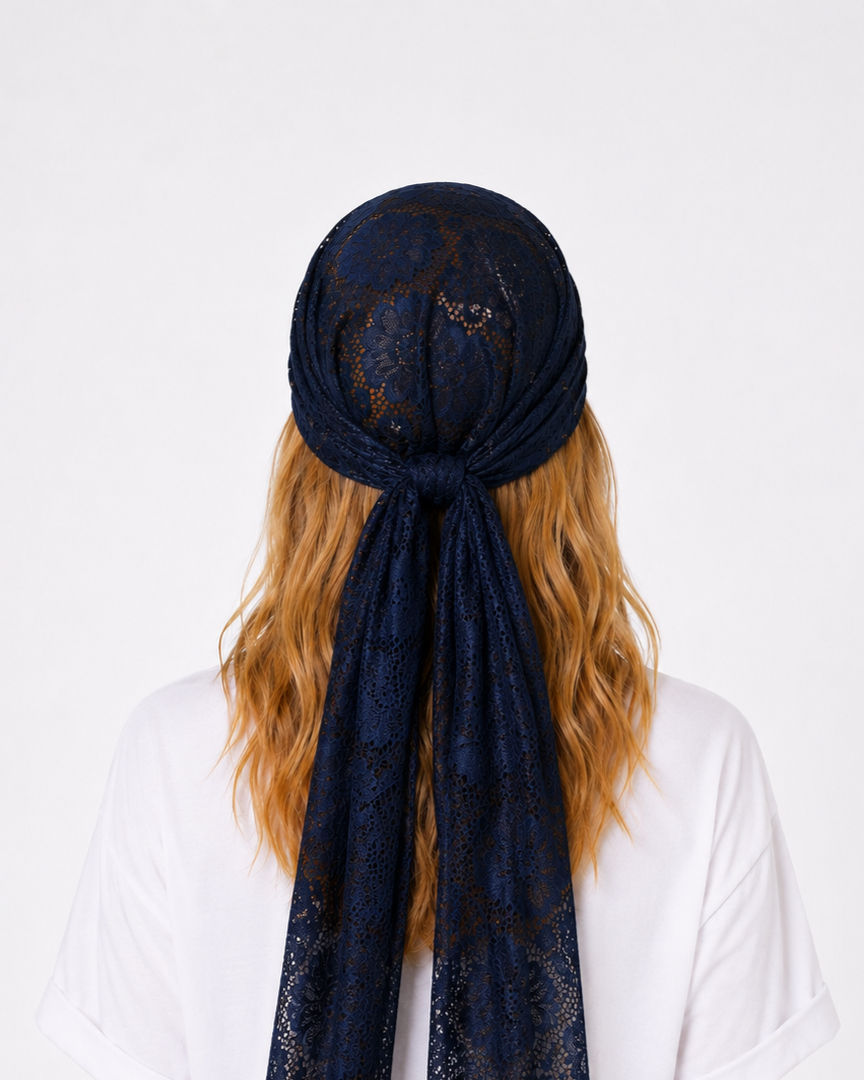 bandeau en dentelle bleu marine porté par une femme vue de dos