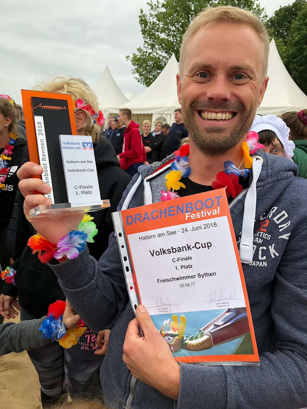 Mannschaftskapitän Stephan Haverkamp präsentiert stolz Urkunde und Cup!