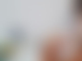 Na imagem apresentada, observa-se uma estrutura organizada em etapas sequenciais: as peças estão dispostas em um recipiente à esquerda, os cartões-modelo ao centro e o sino de finalização à direita. Essa disposição clara e ordenada contribui para estabelecer um padrão de funcionamento previsÃvel, oferecendo à criança uma sensação de segurança e favorecendo o engajamento na atividade.