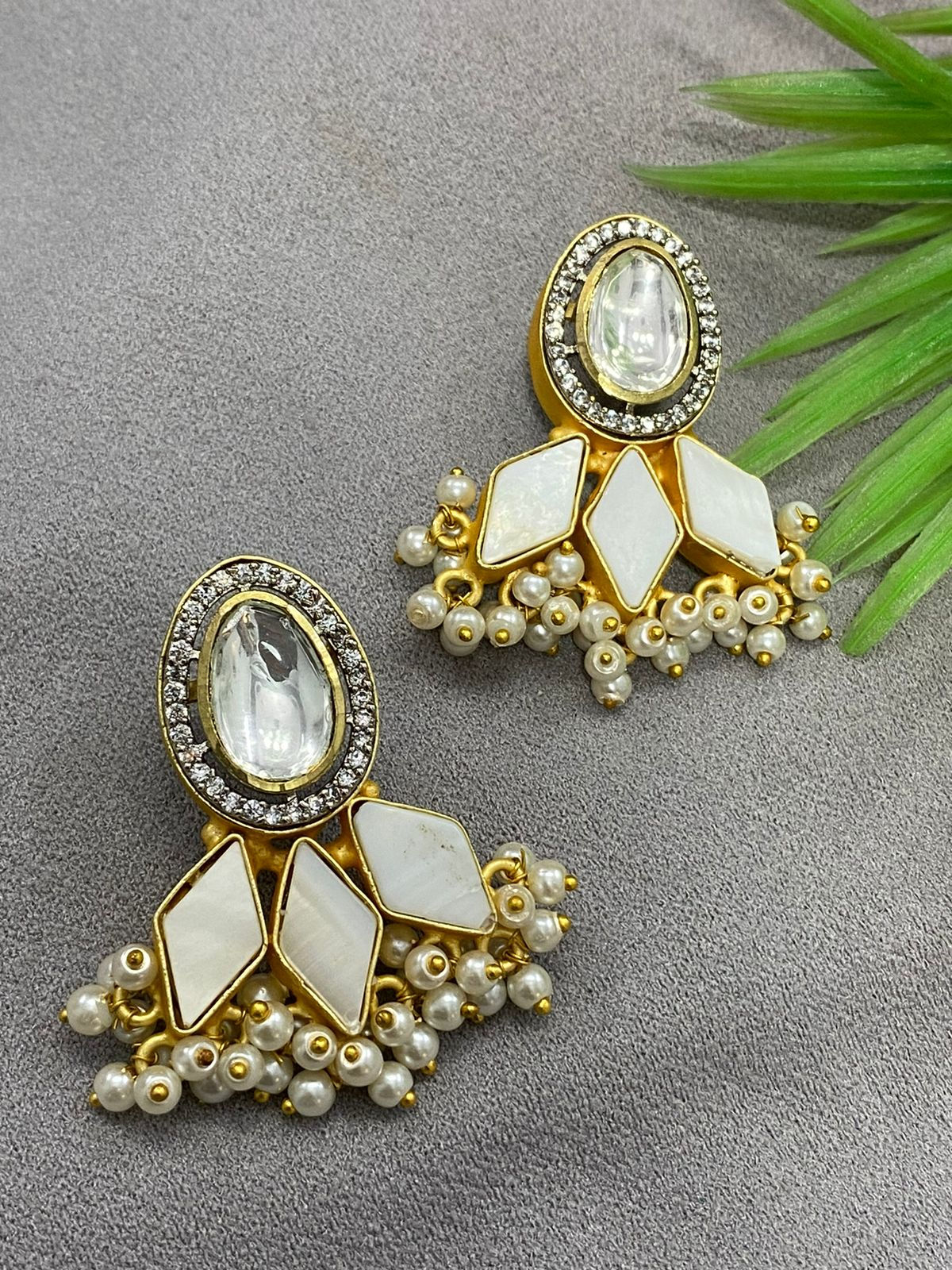 Stud Earrings with mini pearls