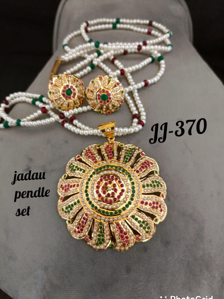 Thumbnail: Gold Jadau Pendle Sets