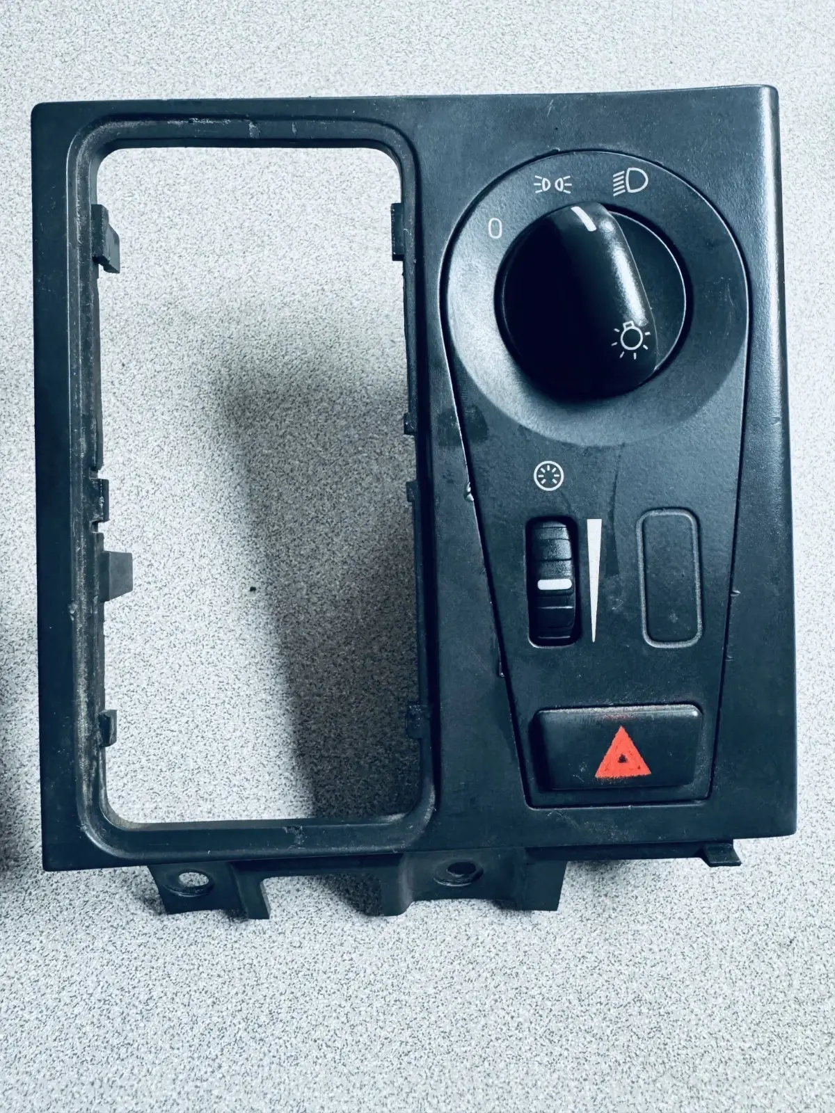 Volvo VNL Headlight Switch P/N 20953578-P06