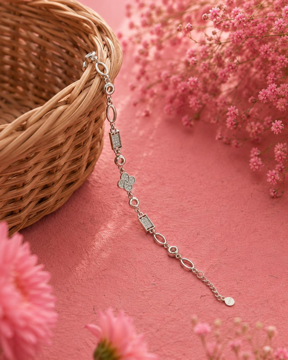 Clover Gleam Bracelet