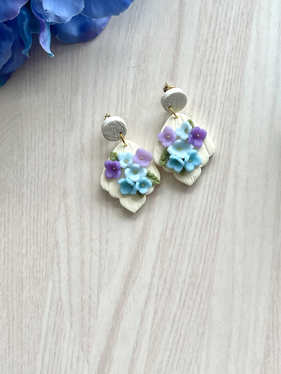 Thumbnail: Hydrangea flower earrings 