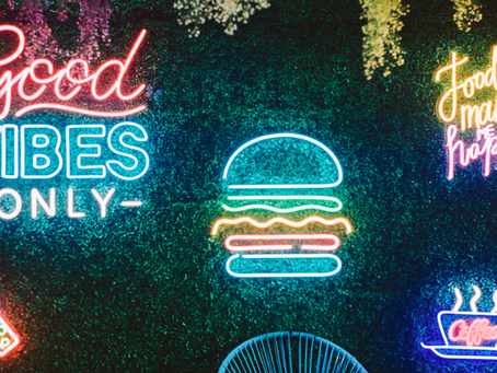 Positivity in Pixels: Best Digital Signage Methods to Elevate Consumer Mood!