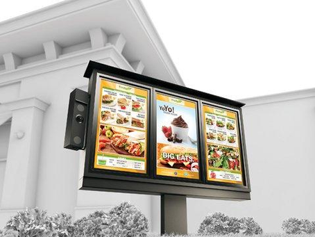 Os 8 Maiores Benefícios da Sinalização Digital para Restaurantes