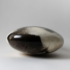 hauméa ovale symbole apaisement paix spirituelle paix de l'esprit plénitude intemporelle universelle terres enfumées pit fire enfumage céramique ceramic feu artwithfire fire art artiste céramiste bretonne bretagne morbihan art céramique contemporaine épure pureté forêts Contemplate the fire
