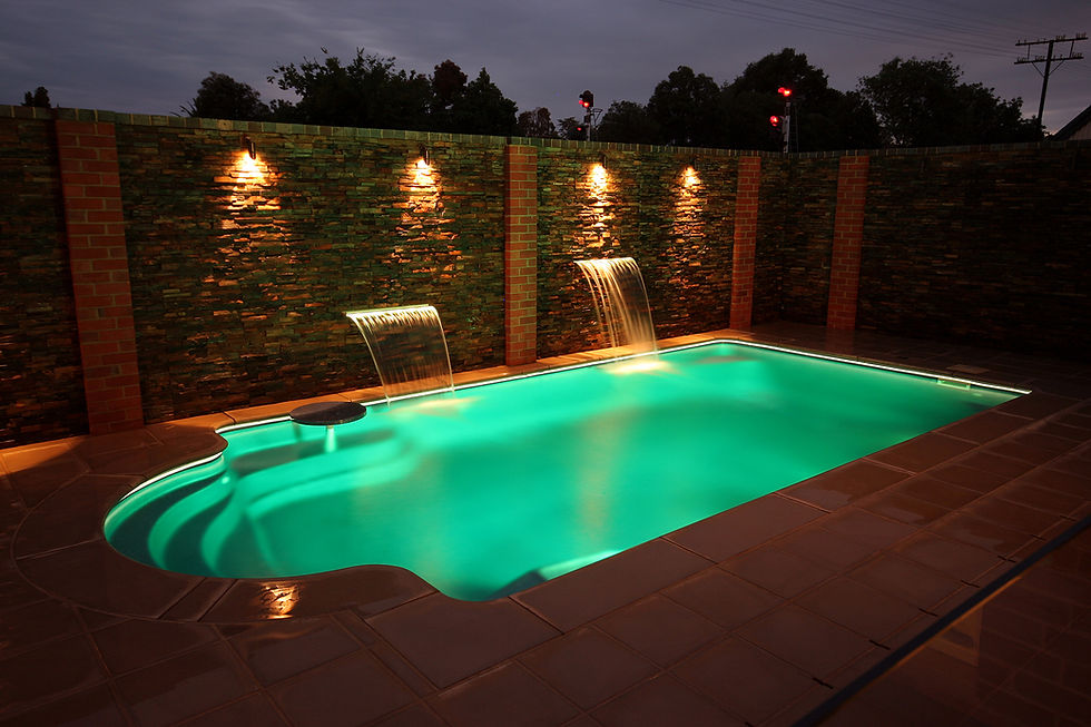 Close-up de piscina de fibra de vidro com iluminação LED e plantas ao redor