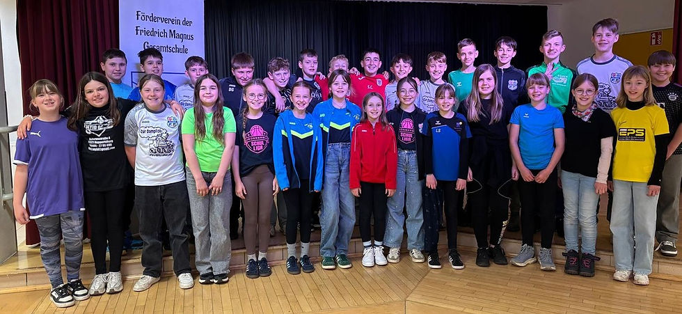 Schülerinnen und Schüler aus den Jahrgängen 5 und 7 mit ihren Trikots. 