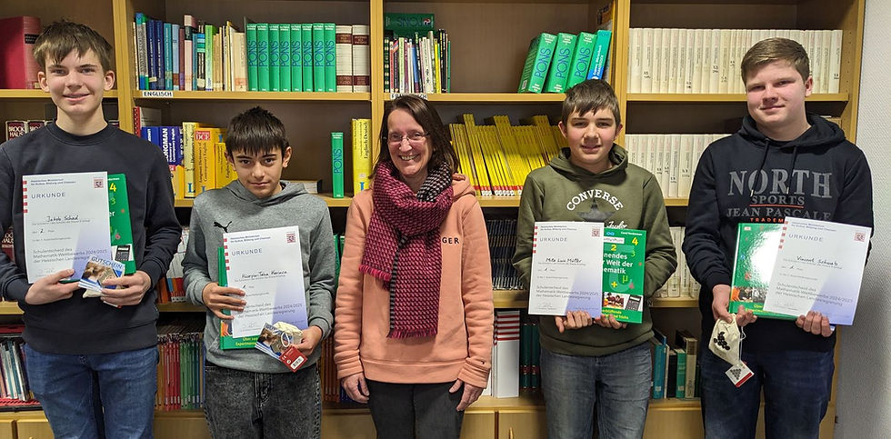 Jakob Schad (R 8a), Hüseyin-Taka Karinca (H 8a), Irina Reh, Milo Müller (G 8a) und Vincent Schwab (R 8b)