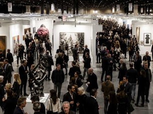 Salon d'art contemporain illustrant le marché de l'art et la multiplication des intermédiaires