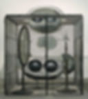 Louise Bourgeois, « Cell (Eyes and Mirrors) », installation sculpturale explorant la mémoire, l'identité et les émotions à travers un espace clos.
