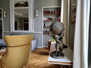 プライベートなリビングルームの装飾としての現代彫刻