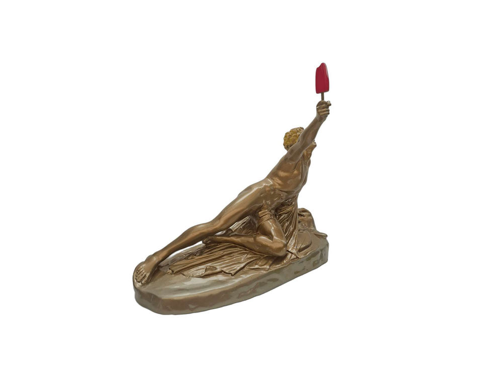 L'Offrande, sculpture contemporaine en laiton et Esculmau rouge de coté - Arson sculpteur