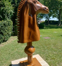 Sculpture monumentale représentant un cavalier d’échecs
