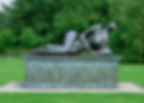 Henry Moore, « Reclining Figure », sculpture en bronze aux formes organiques explorant la relation entre le corps humain, le paysage et l'espace.