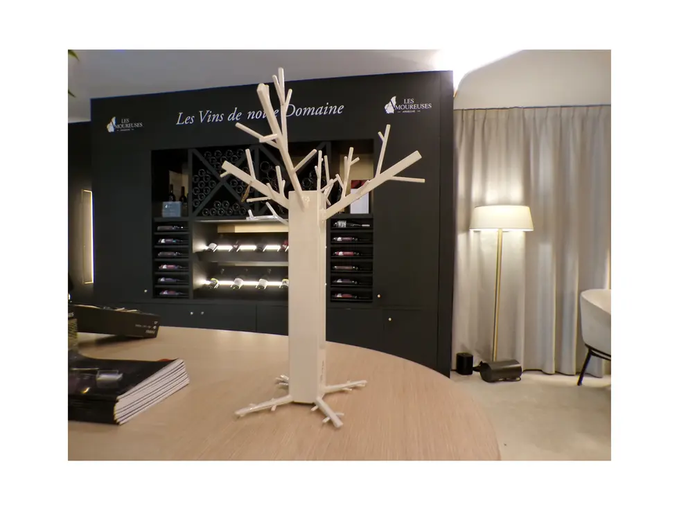 Sculpture contemporaine d’arbre métallique exposée dans un accueil d'hôtel