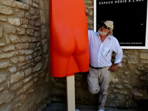 Sculpture gourmande pop colorée en résine par Arson Sculptures, couleurs vives orange