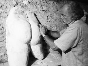 Sculpteur contemporain Français dans son atelier