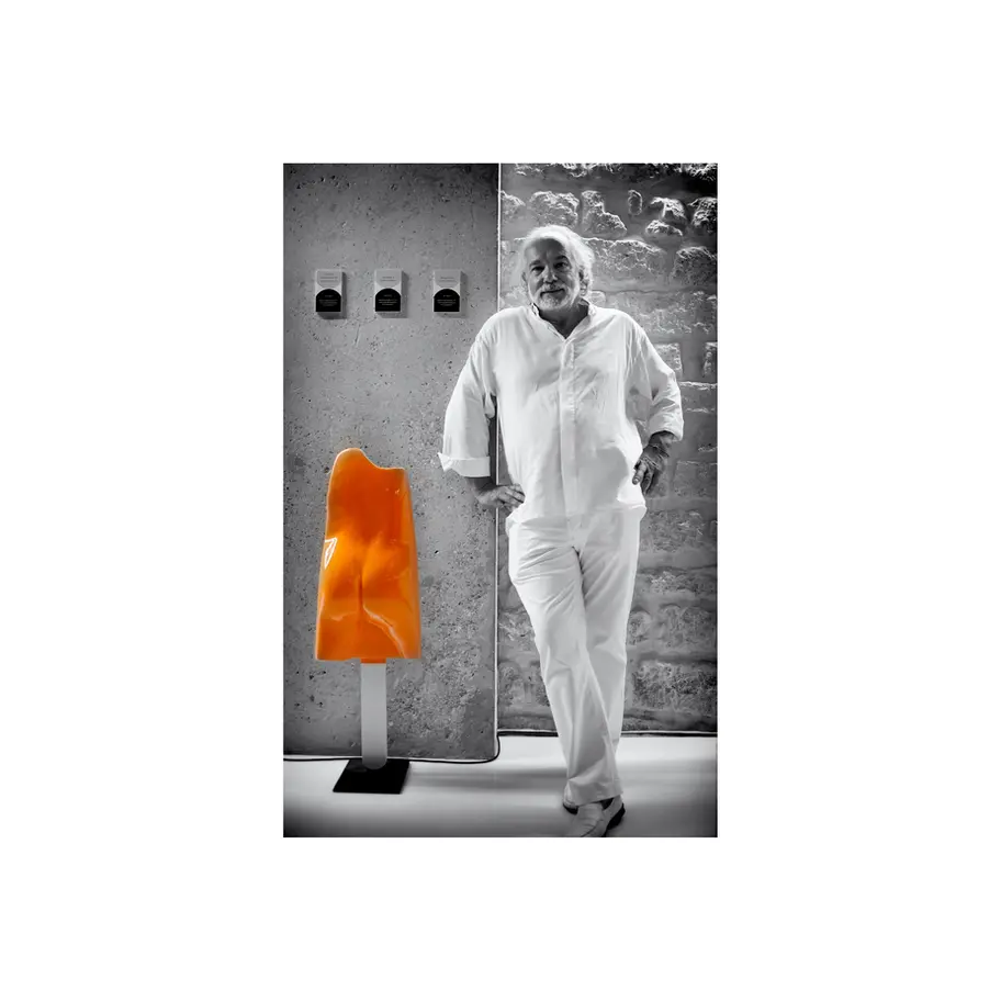 Le sculpteur contemporain français Arson, présentant la sculpture contemporaine Esculmau en résine orange