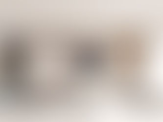 Fragment sculpture murale contemporaine en relief cadre ancien doré dans un intérieur contemporain Arson sculpteur francais