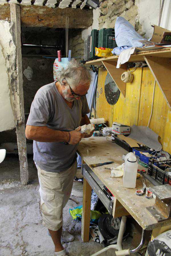 Sculpteur contemporain français Arson au travail dans son atelier de sculpture à Bouchet