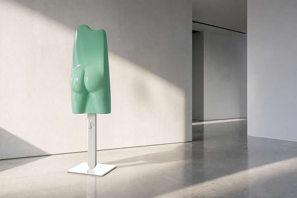 Esculmau, sculpture d'Arson, seule dans un espace minimaliste