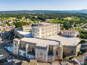 Château de Grignan dominant le village de Grignan en Drôme provençale