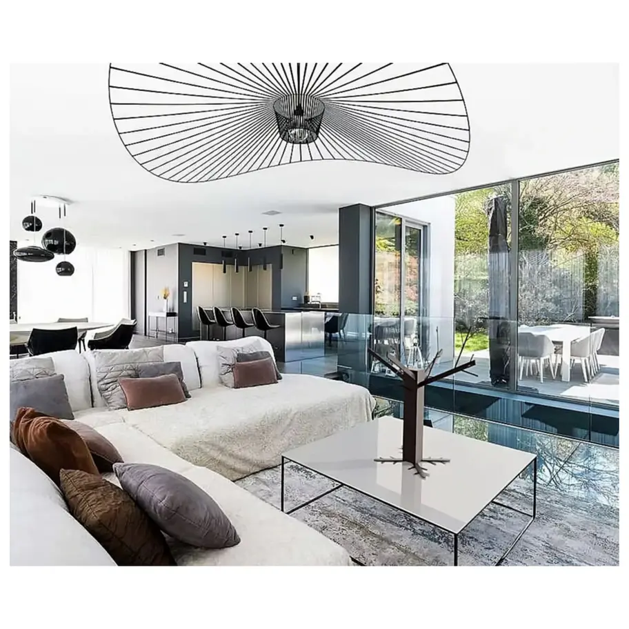 Arbre nu en métal, sculpture contemporaine dans un salon élégant