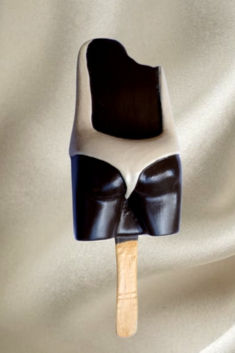 Glace fun et sexy au chocolat, création unique et originale pour le marché de la glace de qualité.