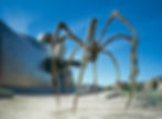 Louise Bourgeois, « Maman » (1999), sculpture monumentale représentant une araignée géante, symbole de la mémoire, de la protection maternelle et de la fragilité.
