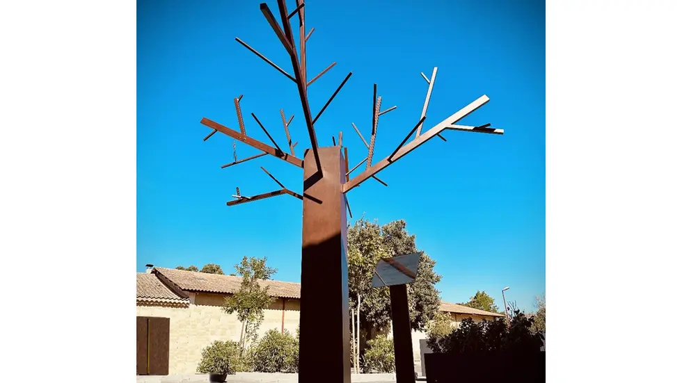 sculpture contemporaine monumentale un arbre en fer Arson