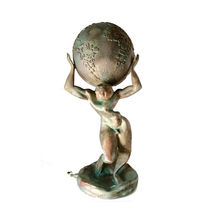Sculpture contemporaine en résine d'un Atlas moderne