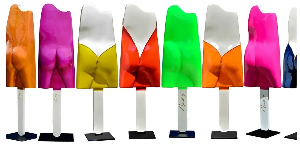 Alignement de sculptures contemporaines colorées Esculmaux en résine – wall art et pop art signé Arson