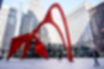 Alexander Calder, « Flamingo » (1974), sculpture monumentale en acier peint de couleur rouge installée sur une place publique à Chicago.