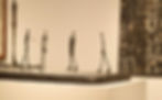 Alberto Giacometti, « La Place » (1948), groupe de silhouettes élancées illustrant la solitude des êtres humains dans l'espace.