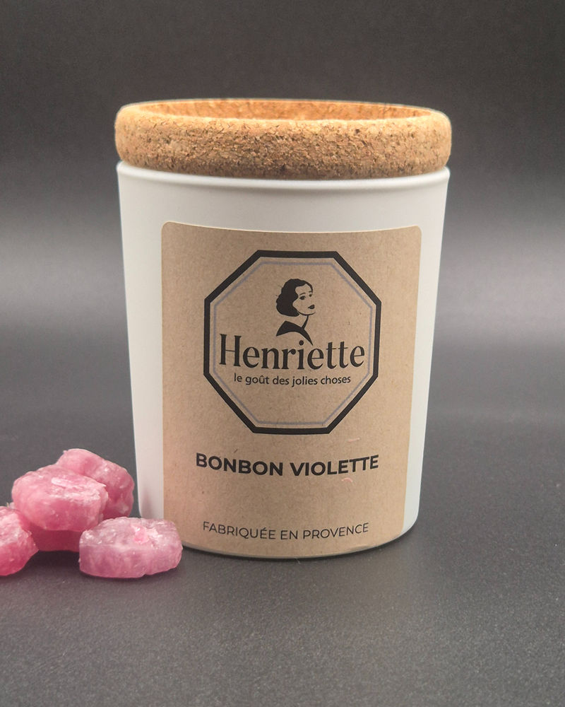 Bougie Bonbon Violette — Le souvenir gourmand des bonbons à la violette de notre enfance.