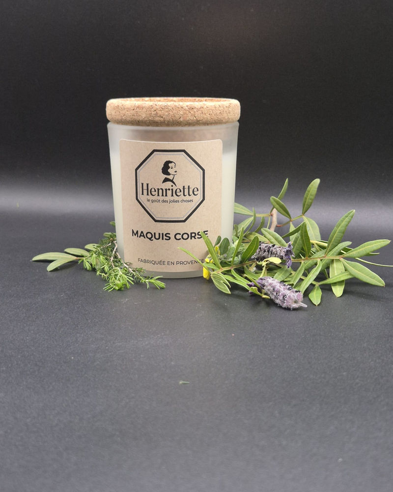 Bougie Maquis Corse — Le souffle aromatique du maquis : myrte, immortelle et embruns.