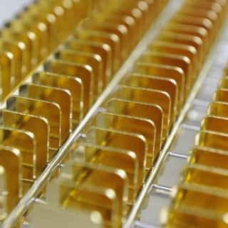 PT. EQUITYWORLD FUTURES Investor Mengkaji Komentar The Fed, Emas Bertahan Dekat Terendahnya 8-Pekan