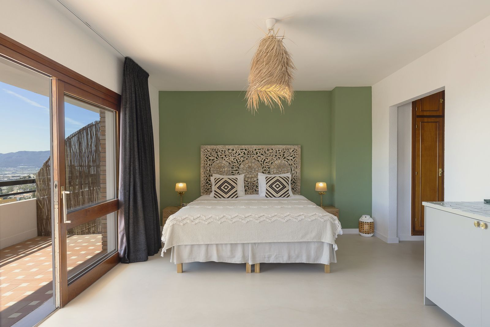 Reginae Suite: green bedroom with balcony doors