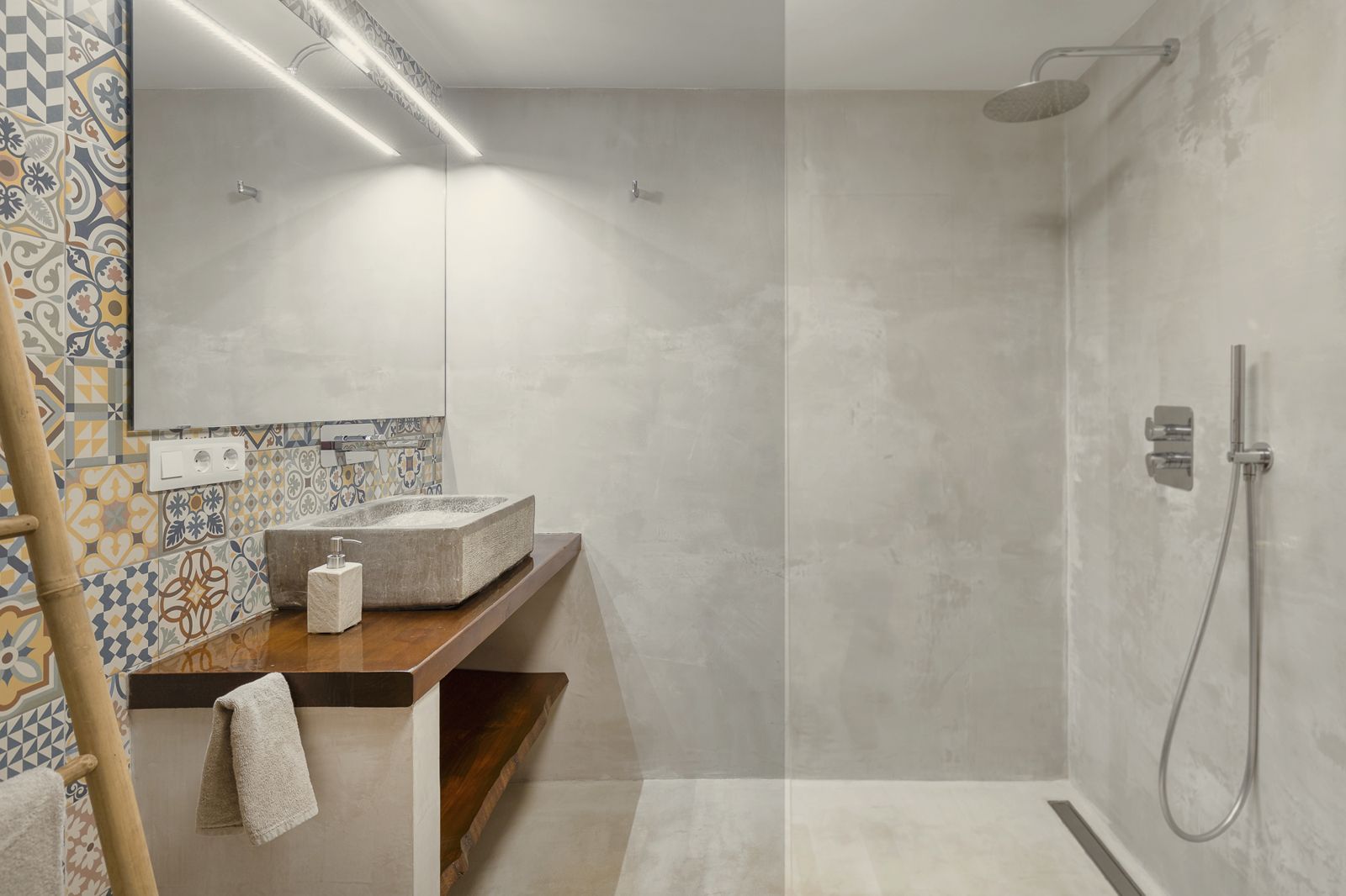 Pilea Suite: bathroom with walk-in shower
