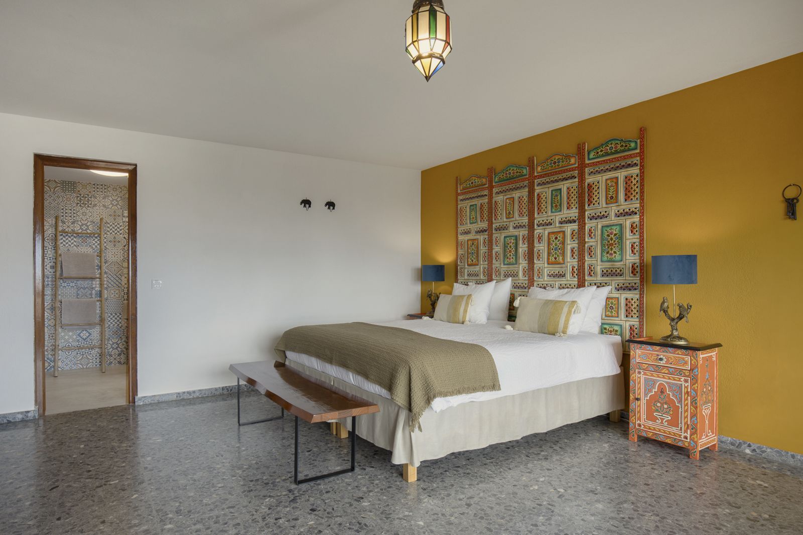 Pilea Suite: bedroom with en-suite door