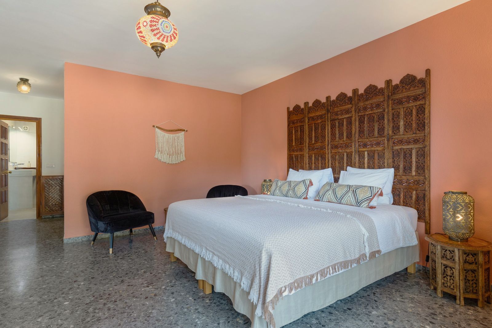 Nicolai Suite: bedroom with seating and en-suite door