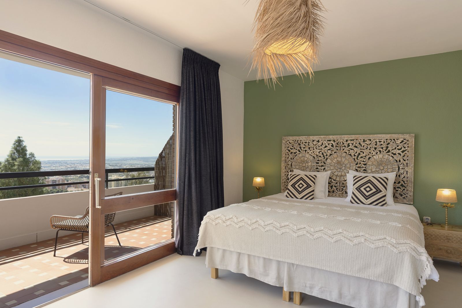 Reginae Suite: bedroom with terrace view