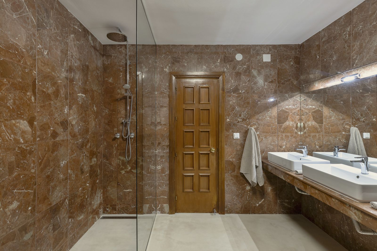 Yucca Suite: marble bathroom with double sink