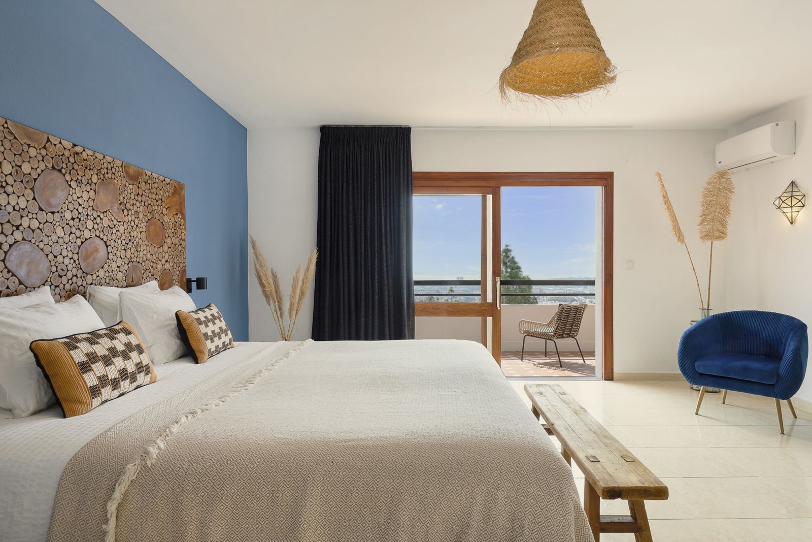 Yucca Suite: bedroom with balcony