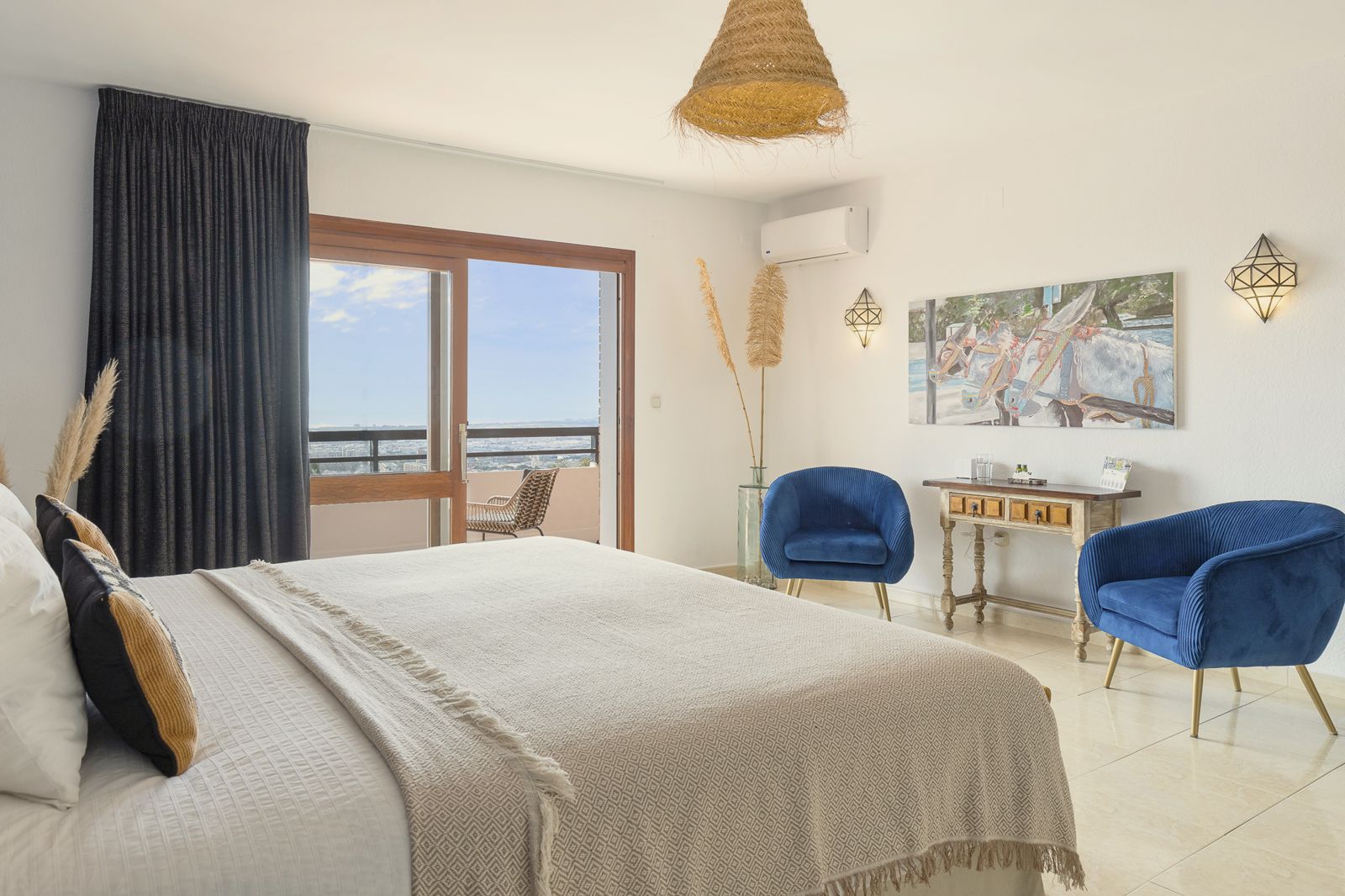 Yucca Suite: bedroom with armchairs