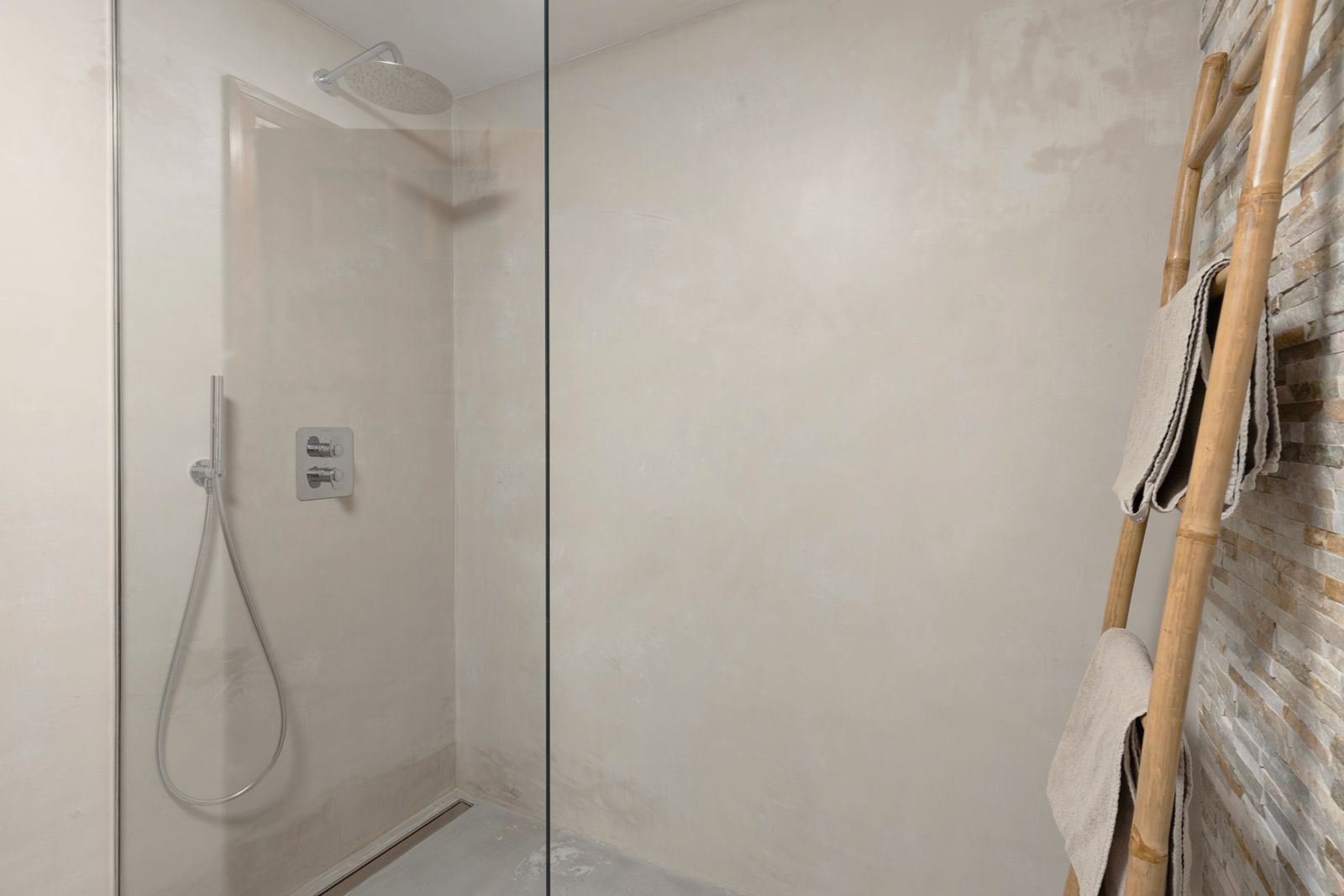 Musa Suite: walk-in rain shower